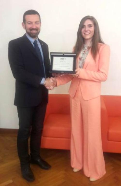 Rossella Dosso premiade dal president de Arlef Eros Cisilino
